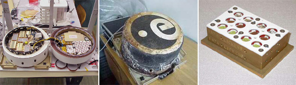 Контейнер Biopan, проведший на борту аппарата Foton-M2 две недели в открытом космосе: слева — до полета, в центре — сразу после возвращения на Землю (в закрытом состоянии). Справа — образцы лишайника, размещенные в контейнере Biopan (фото с сайта www.spaceflight.esa.int)