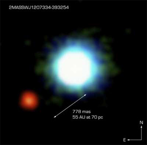 Первое изображение экзопланеты, полученное в сентябре 2004 года: вокруг коричневого карлика 2M1207A вращается его менее яркий компаньон (фото ESO/VLT/NACO с сайта www.universetoday.com)