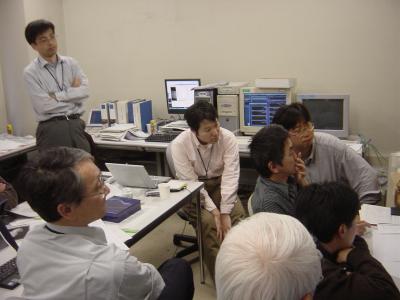 Хаябуса, ЦУП, операторская номер 2 (фото с сайта www.isas.jaxa.jp)