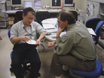 Руководитель проекта Хаябуса профессор Дзюнъитиро Кавагути (Jun\&\#39\;ichiro Kawaguchi) прикидывает орбиту зонда (фото с сайта www.isas.jaxa.jp)