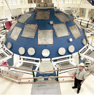 Сферическая экспериментальная камера была установлена в 2003 году. Закрытые стальными панелями окна будут служить для ввода лазерных пучков и измерительных приборов (фото с сайта www.llnl.gov)