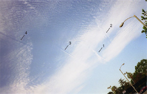 На снимке, сделанном Жонгао Шу (Zhonghao Shou) из нью-йоркского Центра предсказания землетрясений 3 августа 1997 года, видны четыре облака, похожих на линию, появившиеся за 10, 8, 3 и 1 минуту до момента съемки. Все они стремительно возникали и за 6 минут превращались в белые вытянутые облака (на фото — облака 1 и 2). Линии 3 и 4 еще не успели оформиться в облака. Съемка велась из Пасадены (Калифорния) в северном направлении. А 21 августа 1997 года в Северной Калифорнии произошли два землетрясения (фото с сайта quake.exit.com)