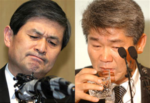 У Сок Хван и его бывший коллега, а теперь главный противник Сун Ил Рох на пресс-конференциях 16 декабря (фото с сайта газеты The Korea Times, times.hankooki.com)