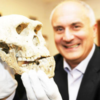 Давид Лордкипанидзе с черепом «человека из Дманиси». Обладатель этого черепа дожил до преклонного возраста и лишился почти всех зубов. Находка показывает, что люди из Дманиси заботились о своих стариках. Фото с сайта www.genciencia.com