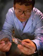 Чжу Ху демонстрирует свой метод (фото с сайта www.ornl.gov)