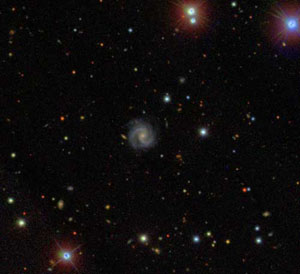 В центре снимка — одна из многочисленных галактик-отшельников; остальные видимые объекты находятся либо на переднем, либо на заднем плане фотографии (фото с сайта www.newscientist.com)