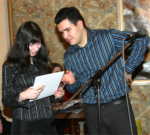 Представитель фонда «Династия» Петр Тополев-Солдунов вручает специальный диплом за фотоработу Надежды Павловны Санамян «Спороношение слизевика» ее дочери (фото: «Информнаука»)