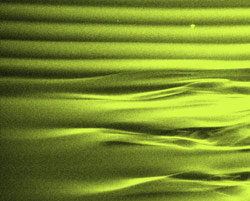 Наличие на поверхности обдуваемого тела участка со специальными шероховатостями (верхняя половина) делает поток воздуха более устойчивым к развитию турбулентности (изображение с сайта focus.aps.org)