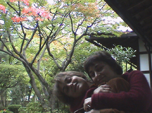 Однояйцовые близнецы (одна из пары — автор этой заметки). У человека и шимпанзе однояйцовые близнецы рождаются примерно с одинаковой частотой — 0,43-0,48% от всех родившихся детишек, зато разнояйцовые близнецы у шимпанзе рождаются в 2,5 раза чаще