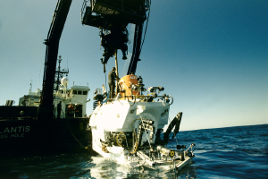 Глубоководный аппарат «Алвин» перед спуском в воду с научно-исследовательского судна «Атлантис» (фото с сайта www.nrm.se)