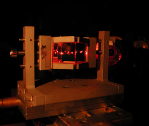 Прибор, смонтированный Хупером и его коллегами. По бокам слева и справа видны обе кварцевые призмы, между которыми зажат тройной сандвич: сульфид цинка—серебро—сульфид цинка (фото с сайта focus.aps.org)