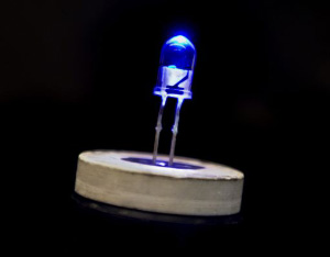 Синий светодиод на основе нитрида галлия с добавками индия (фото: «Информнаука»)