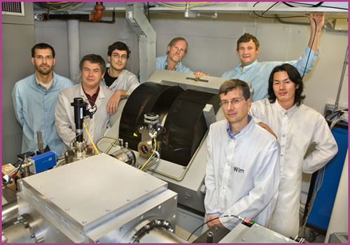 Группа LOASIS. Справа на переднем плане — Вим Лиманс (с надписью Wim на халате). Фото с сайта www.lbl.gov