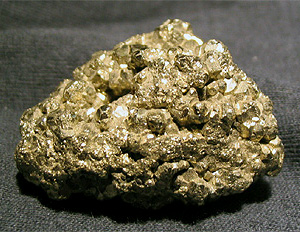 Минерал пирит, по мнению некоторых биологов, мог сыграть важную роль в возникновении жизни благодаря своим каталитическим свойствам (фото с сайта www.hpwt.de)