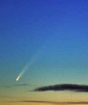 Комета McNaught (C/2006 P1) 10 января 2007 года. Фото: Giuseppe Menardi с сайта spaceweather.com