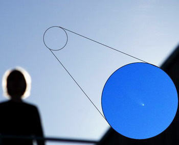 Комета днем — редкое зрелище. 13 января. Фото: Philipp Salzgeber, Wolfurt, Austria, Europe с сайта spaceweather.com