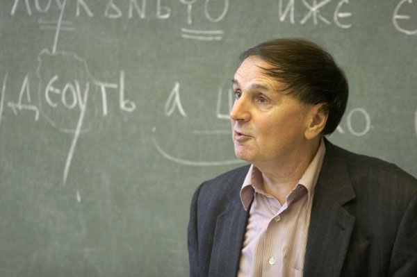 Андрей Анатольевич Зализняк на традиционной осенней лекции, посвященной лингвистическим итогам очередной новгородской экспедиции. Самая большая аудитория 1-го гуманитарного корпуса МГУ уже давно не вмещает всех желающих послушать лекцию Зализняка, и с каждым годом их число растет. 2 октября 2006 года, фото Алексея Касьяна