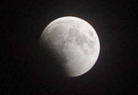 Начало погружения Луны в земную тень (00:40, МСК). Камера SONY CYBERSHOT, выдержка 1/100 сек, ISO-100, F = 48,5 мм (5x). Фото: ©А.Козловский