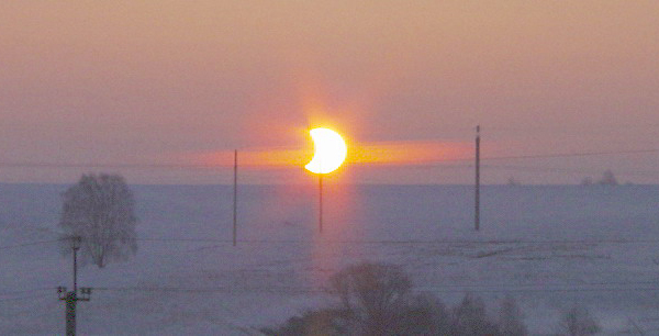 Общий вид местности с затмившимся Солнцем (07 часов 50 минут местного времени, МСК + 2 часа). Камера SONY CYBERSHOT, выдержка 1/1000 сек, ISO-100, F = 48,5 мм (5-кратный Zoom). Фото: ©А.Козловский