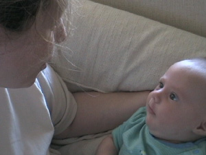 Малыш смотрит на мамино лицо и воспринимает не только звучание речи, но и мимику. Мимика заставляет малыша сосредоточить внимание на определенных звуках речи, таким образом значимые звуки вычленяются из окружающего звукового хаоса. Фото с сайта cogsci.ucsd.edu