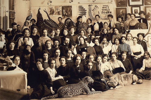 Слушательницы Московских высших женских курсов со своим преподавателем А. Ф. Котсом (в центре). Правее его (и чуть ниже) — Н. Н. Ладыгина-Котс. Вокруг слушательниц (а иногда — в их руках) экспонаты коллекции Котса, уже переданной женским курсам. Фото 1913 г. Из книги: «Государственный Дарвиновский музей»