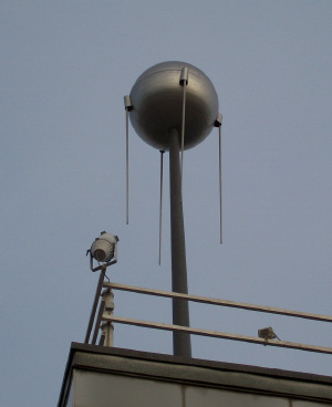 Модель спутника на крыше дома в восточной части Берлина, на проспекте Карла Маркса (с 1949-го по 1961 год — проспект Сталина). Спутник стал для всего мира символом успеха советской науки и техники. К сожалению, пятидесятая годовщина спутника напоминает не столько о былых успехах, сколько о нынешних трудностях науки в России и других бывших республиках Советского Союза. (Фото автора, сентябрь 2007 г.)