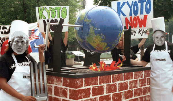 Сторонники Киотского протокола изображают в карикатурном виде президента США Джорджа Буша и премьер-министра Австралии Джона Говарда, поджаривающих Землю на вертеле. США и Австралия не ратифицировали Киотский протокол, хотя на долю этих стран приходится огромное количество выбрасываемых парниковых газов. Фото L. LOMBARDI/ZUMA PRESS/NEWSCOM из обсуждаемой статьи в Nature