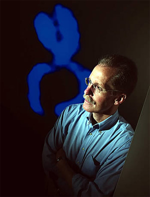 Директор Института геномных исследований и геномной политики Хантингтон Уиллард (на фото) считает, что не 0,1%, как думали раньше, а около 0,5% информации может быть уникально для индивидуального генома. Фото с сайта www.dukemagazine.duke.edu