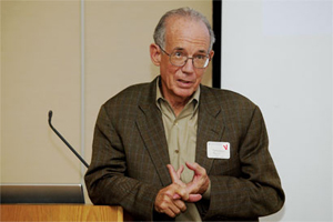 По мнению главного редактора журнала Science Дональда Кеннеди (на фото), важнейшие естественнонаучные достижения уходящего года касаются именно биологии, прежде всего — исследований генома человека, а также стволовых клеток. Фото с сайта news-service.stanford.edu