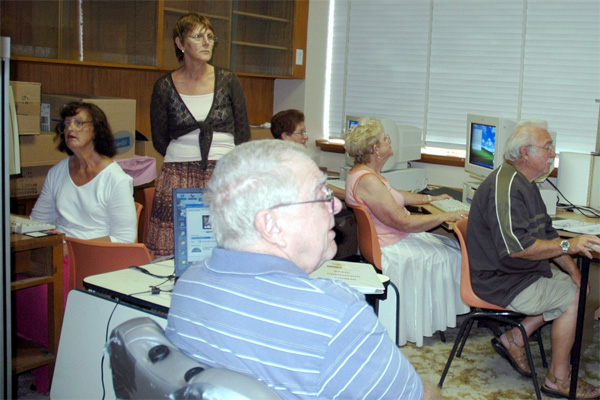Компьютерный класс для пожилых людей в пригороде Сиднея Парраматте (Австралия). Для этой страны, как и для Японии и стран Европы, такие классы очень актуальны, ведь в этих регионах население самое старое в мире, и в течение века темпы старения не снизятся. Фото с сайта www.parramattacps.org.au