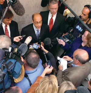 Два с половиной года назад в штате Пенсильвания преподавание теории «разумного плана» в школе было признано неконституционным. Что нового придумают противники теории эволюции? (На фото: довольный Эрик Ротшильд, представитель истцов, отвечает на вопросы после вынесения судебного решения). Фото из статьи: Jeffrey Mervis. Judge Jones Defines Science—and Why Intelligent Design Isn\&\#39\;t