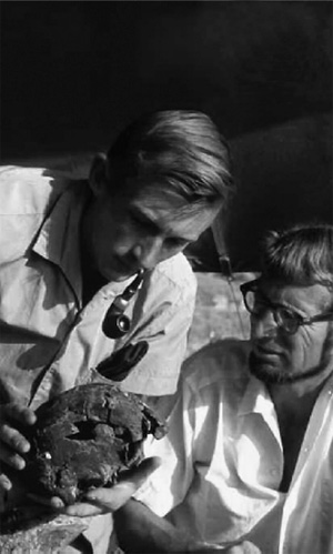 Ричард Лики (слева) и Пол Абелл (Paul Abell) разглядывают череп Омо II. Фотография 1967 года (из статьи Fleagle et al. Paleoanthropology of the Kibish Formation, southern Ethiopia: Introduction // Journal of Human Evolution. 2008. V. 55. P. 360–365)