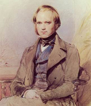 Дарвин в 1840 году, в возрасте 31 года. Акварельный портрет работы Джорджа Ричмонда. За два года до написания этого портрета Дарвин впервые сформулировал в записной книжке идею, которая легла в основу эволюционной теории: далеко не все организмы, появляющиеся на свет, выживают и оставляют потомство; строение организмов изменчиво, следовательно те особенности строения, которые помогают выжить и оставить потомство, должны сохраняться в природе, обеспечивая совершенствование приспособительных признаков. Репродукция с сайта darwin-online.org.uk