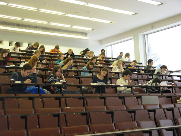 Школьники решают задачи лингвистической олимпиады (первый тур, МГУ, 2007 год). Перед каждым — чай с бутербродами. Чтобы им лучше думалось, всех участников, по традиции, обязательно накормят и напоят, не отрывая от работы. Фото © Петра Аркадьева