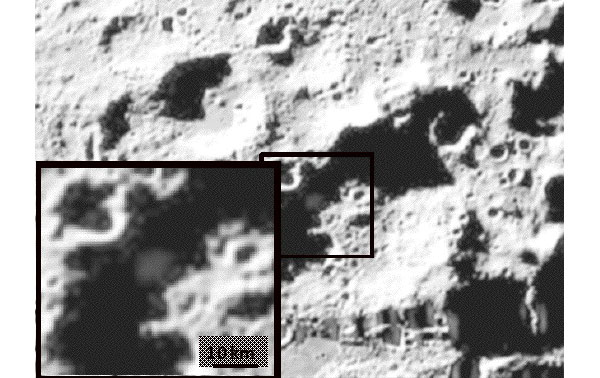 Облако пыли и газа (в центре увеличенного фрагмента), поднявшееся 9 октября 2009 года на дне лунного кратера, в который упал ракетный ускоритель американского искусственного спутника Луны LCROSS. Спектральный анализ этого облака показал, что на дне кратера имеется водяной лед. До того как были получены эти данные, возможность обнаружения на Луне ощутимого количества воды вызывала серьезные сомнения. Редакции журналов Nature и Science отмечают это открытие как одно из важнейших научных достижений уходящего года. Фото с сайта NASA (www.nasa.gov)