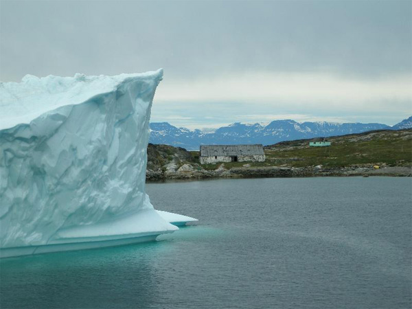 Саккак (Saqqaq) — крошечная (174 жителя) деревушка в Гренландии, основанная в середине XVIII века. Но до этого, около 4 тысяч лет назад, здесь располагалось одно из древнейших гренландских поселений; по имени деревни первая из культурных традиций Гренландии называется саккак. Фото с сайта www.ilulissat.gl