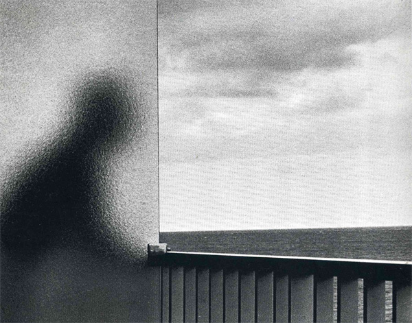 Одиночество многие люди переживают как крайне неприятное состояние, и для женщин оно в среднем более болезненно, чем для мужчин. Ученые считают, что одиночество, подобно чувству боли или голода, было приспособительной реакцией, способствовавшей формированию социальности у человека. Андре Кертес (André Kertész), La Martinique, 1972. Фото с сайта www.jeudepaume.org