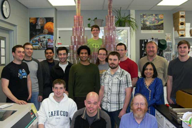 Ричард Ленски (второй справа в заднем ряду) и его коллеги отмечают пятидесятитысячное поколение долгосрочного эволюционного эксперимента. Февраль 2010 года. Фото с сайта myxo.css.msu.edu