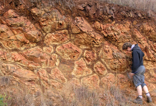 Лавовые архейские породы в Барбертоне в Южной Африке