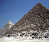 Пирамиды Менкаура (Микерина) и Хафра (Хефрена) в Гизе, сложенные из известковых блоков; в основании пирамиды Менкаура (на переднем плане) лежат глыбы гранита и гранодиорита, доставленные из района Асуана