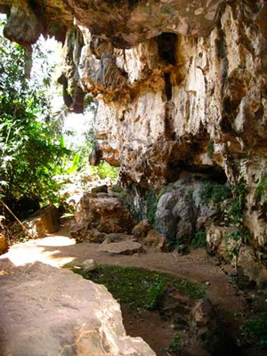 Вход в пещеру Leang Burung