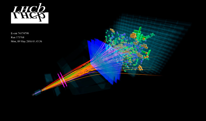 Типичное событие с рождением большого числа адронов, зарегистрированное детектором LHCb