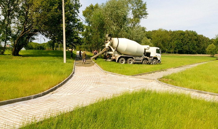 Рис. 3. Окрестности Джамгаровских прудов. Новый облик «благоустроенных» московских парков: древостой без кустарникового подлеска, искусственные газоны и мощеные плиткой дорожки