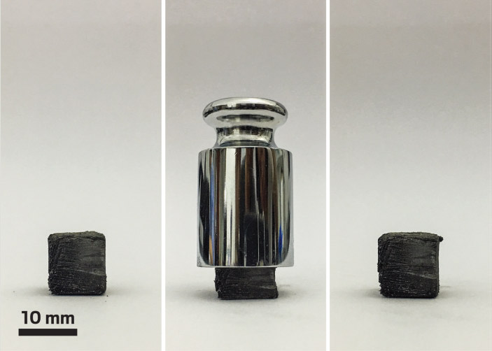 Рис. 2. Графеновый аэрогель восстанавливает исходную форму после сжатия