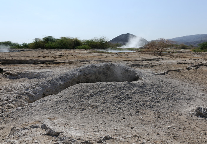 Рис. 3. Фумаролы, грязевые вулканы (на переднем плане) и гейзеры