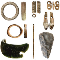 Стратиграфия пещерных отложений в трех отсеках Денисовой пещеры