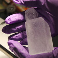 Образец льда возрастом два миллиона лет