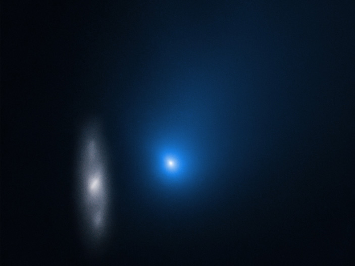 Рис. 6. Комета Борисова на фоне далекой спиральной галактики