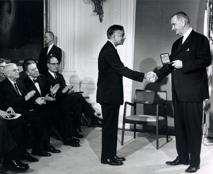 Чандрасекар получает Национальную медаль за научные исследования