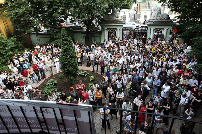 Для тех, кто не попал в здание, лекцию транслировали через динамики, установленные на балконе
